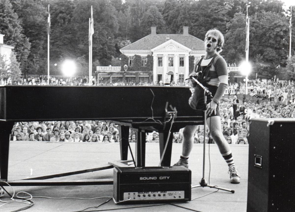 Elton John uppträder på Stora Scenen 1971.