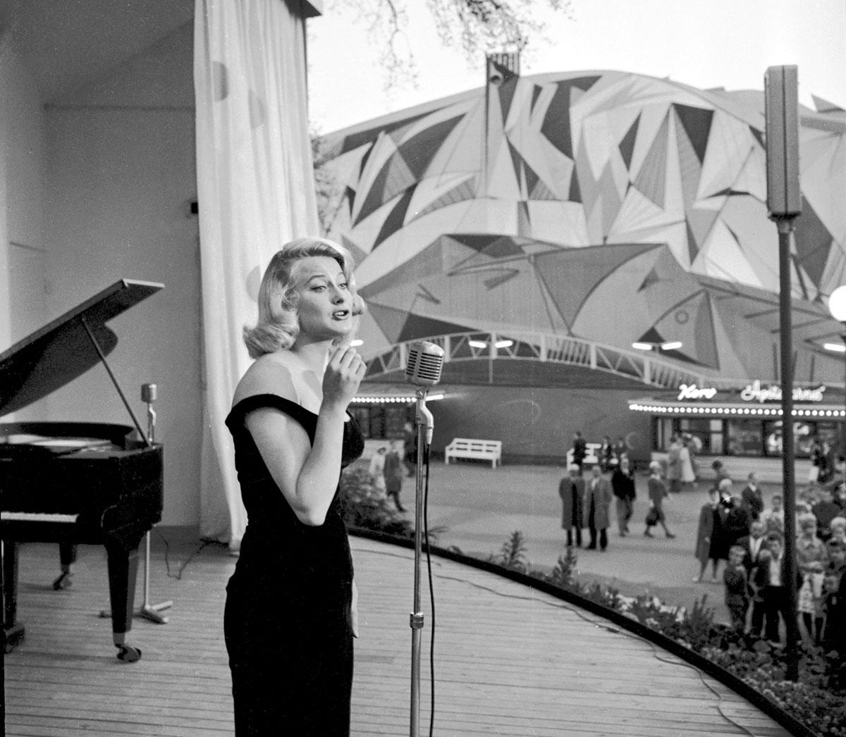 Sångerskan Monica Zetterlund sjunger på Stjärnscenen 1960.