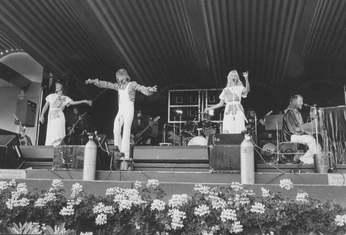ABBA uppträder 1975.