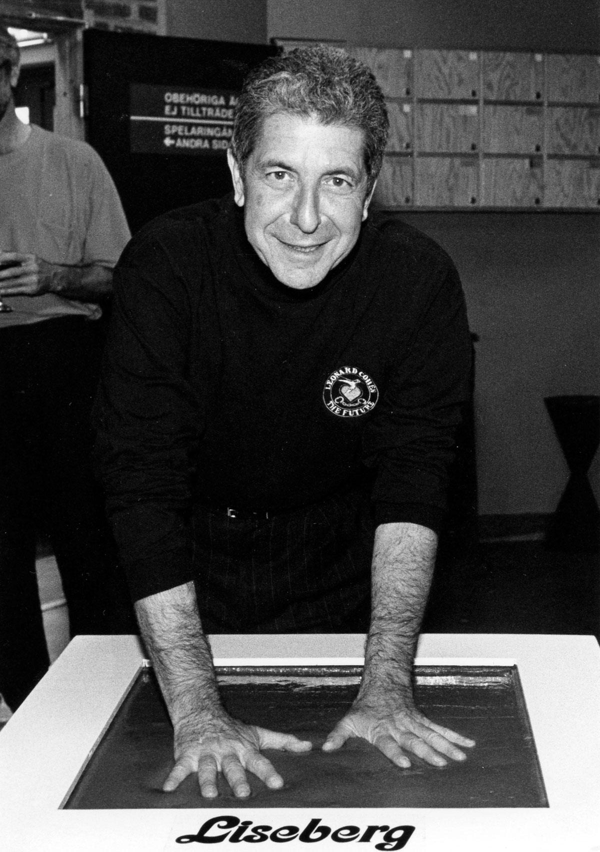 Leonard Cohen lämnar handavtryck till Hedersplatsen 1993.