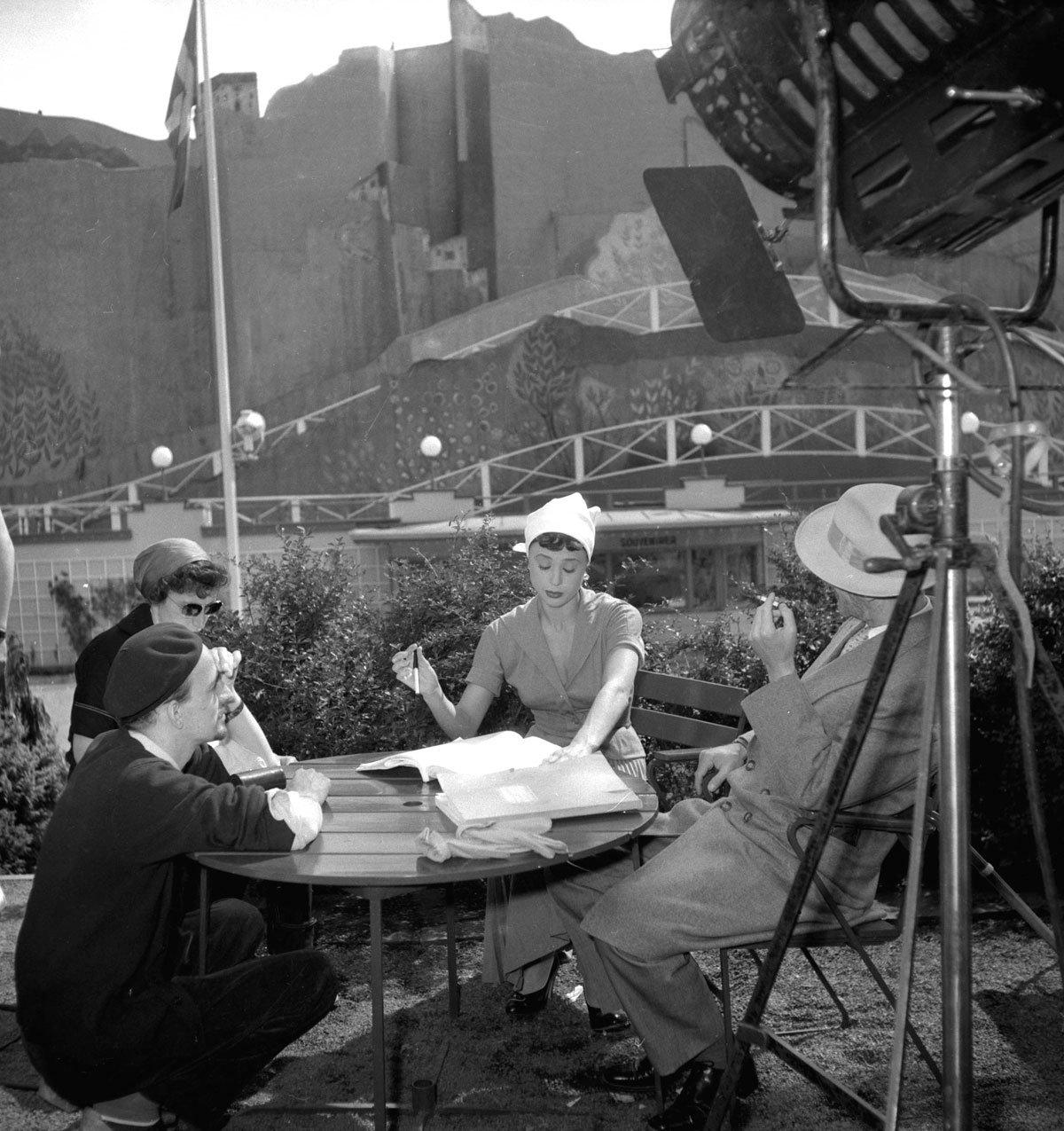 Ingmar Bergman filmar i parken.