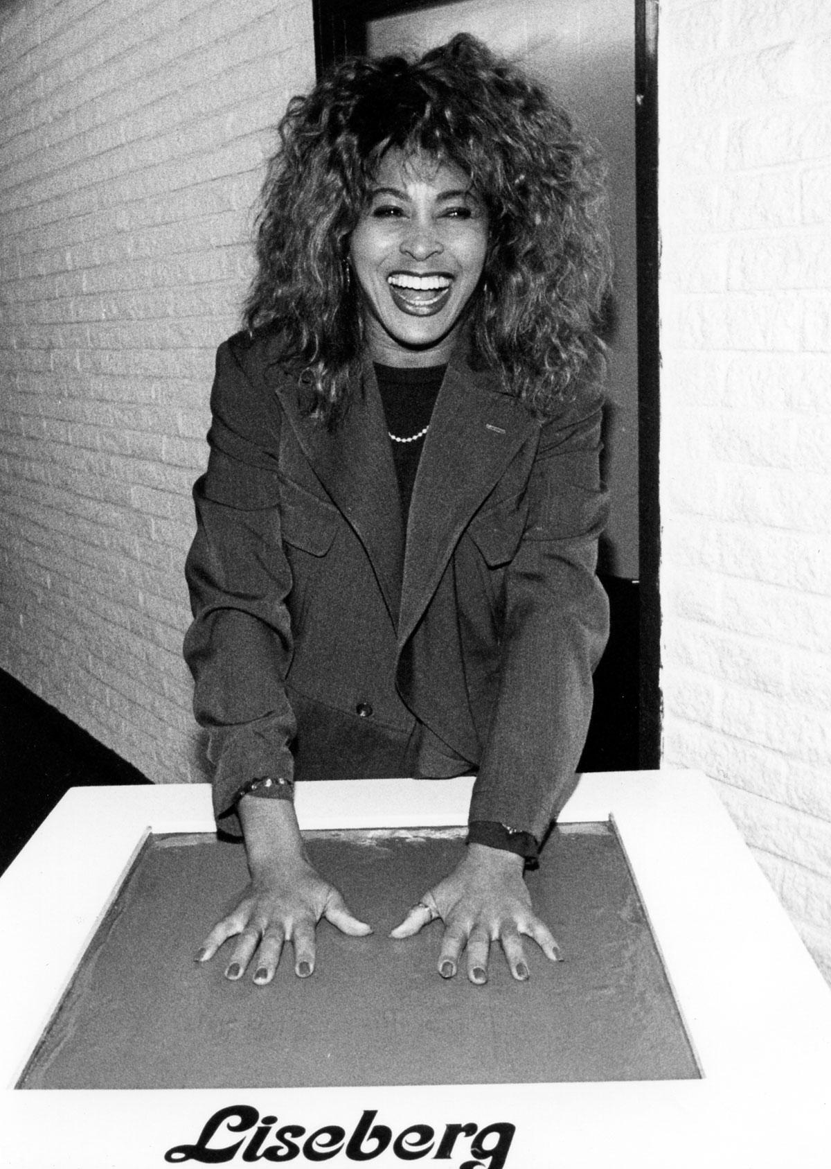 Sångerskan Tina Turner lämnar handavtryck till Hedersplatsen 1990.