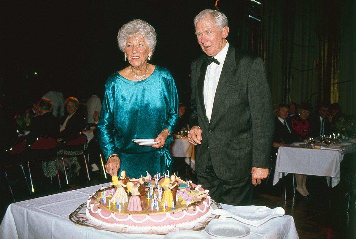 Karin och Gösta Andén, som träffades på Rondos invigning 1940, skär upp jubileumstårtan när Rondo fyller 50 år 1990.