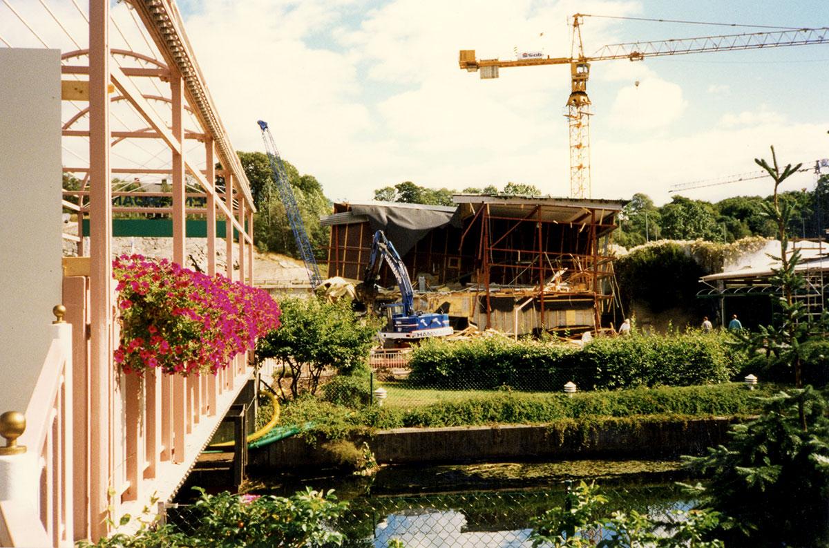 Villa Opp-Å-Ner rivs på hösten 1996.