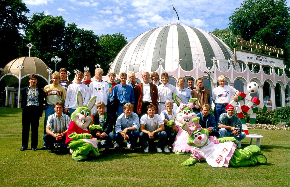 Svenska herrlandslaget i fotboll besöker Liseberg för att medverka i VM-galan den 2 juni 1990.