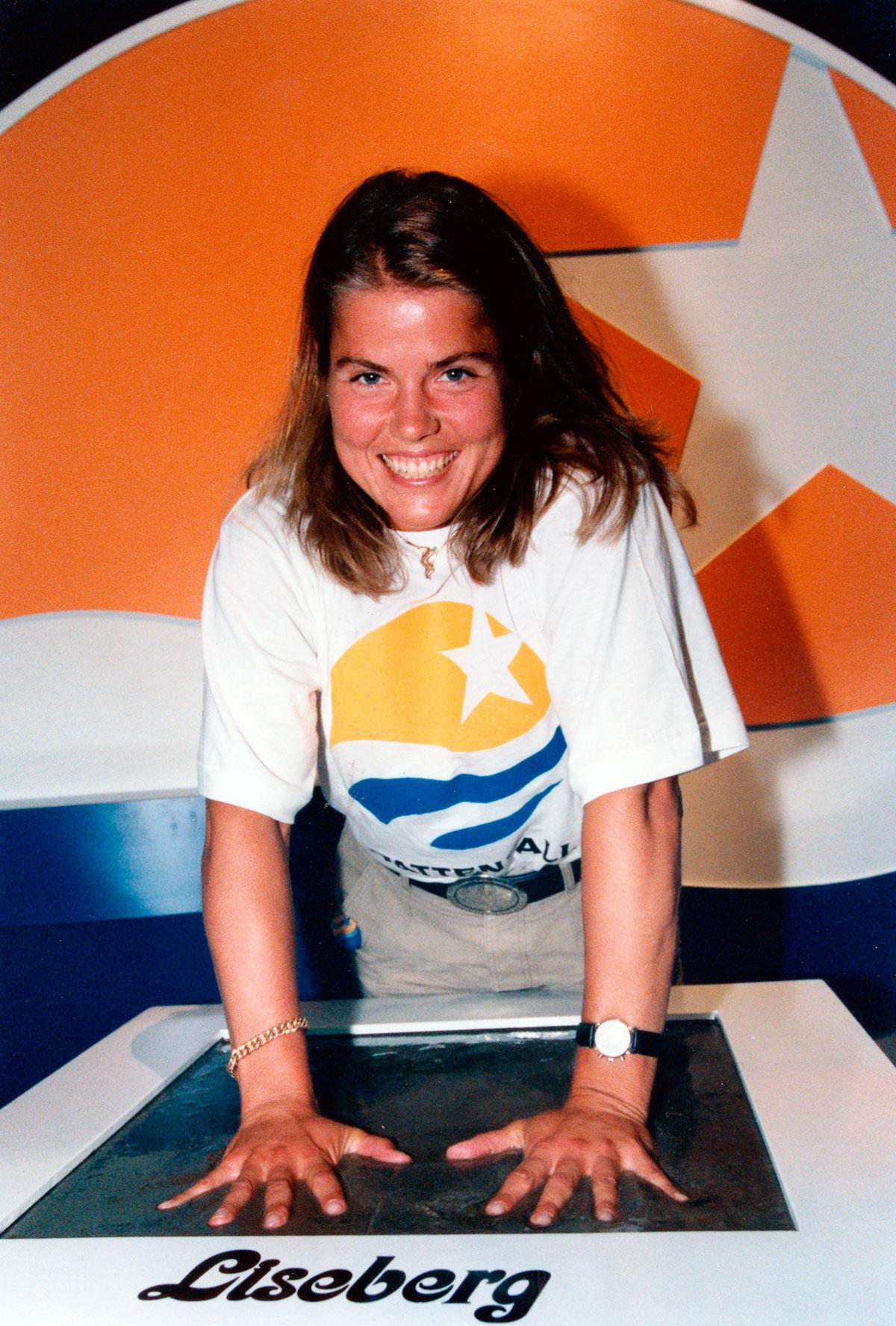Pernilla Wiberg lämnar handavtryck till Hedersplatsen 1993.