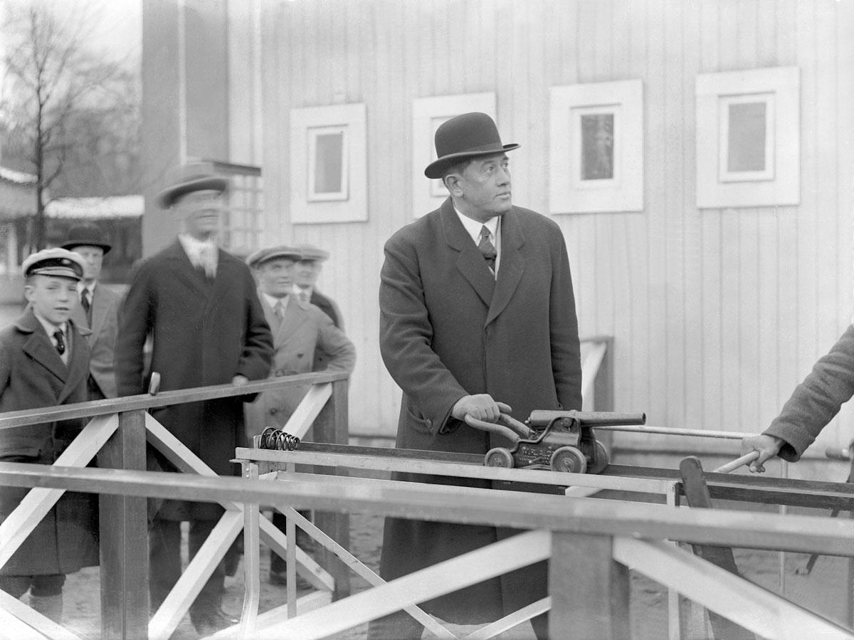 OS-guldmedaljören Erik Lemming vid spelet Kanonen 1929.
