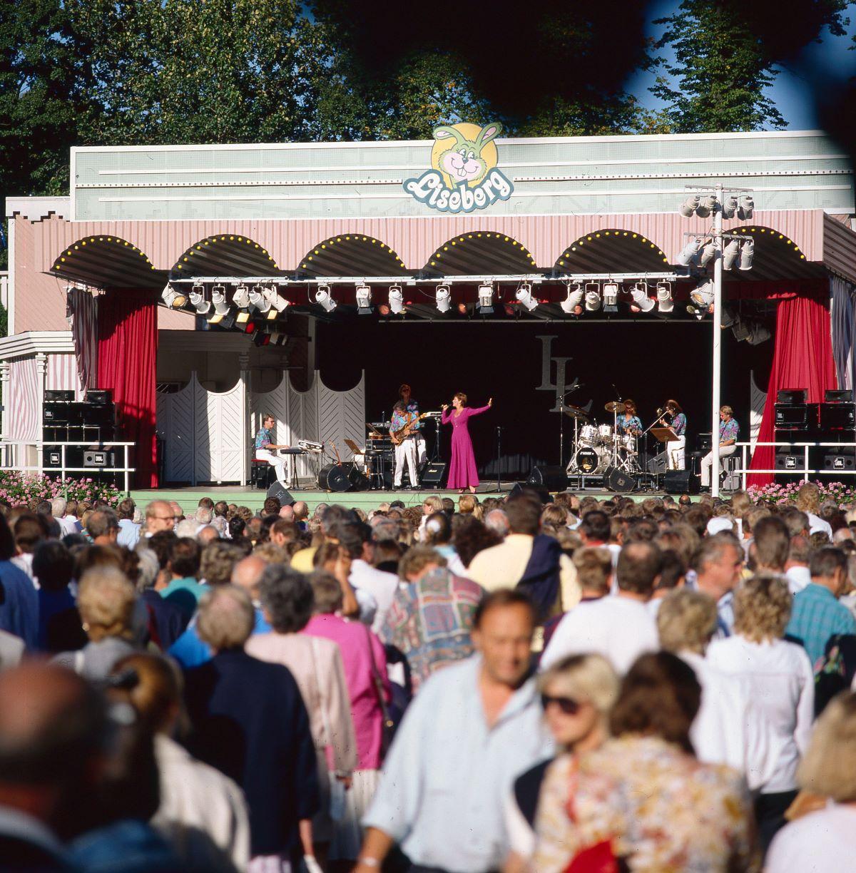 Sångerskan Lill Lindfors uppträder på Stora scenen den 26 augusti 1990.