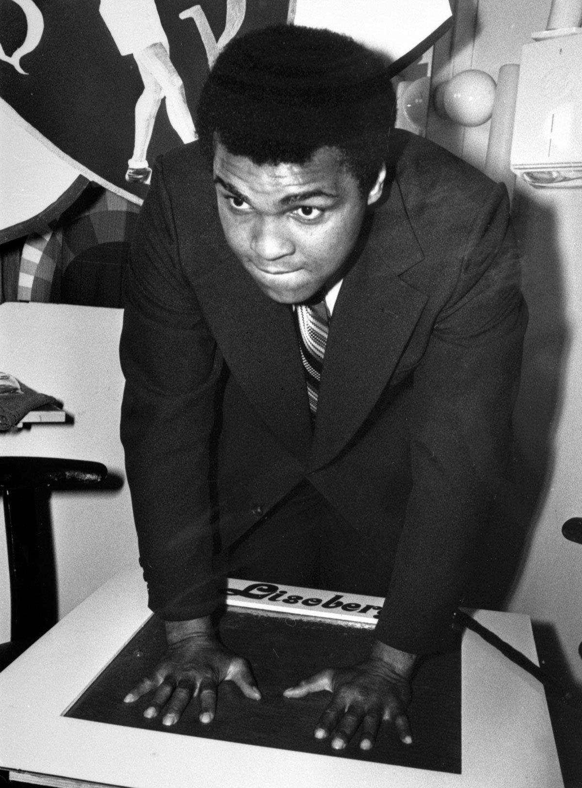 Muhammad Ali lämnar sitt handavtryck till Hedersplatsen.