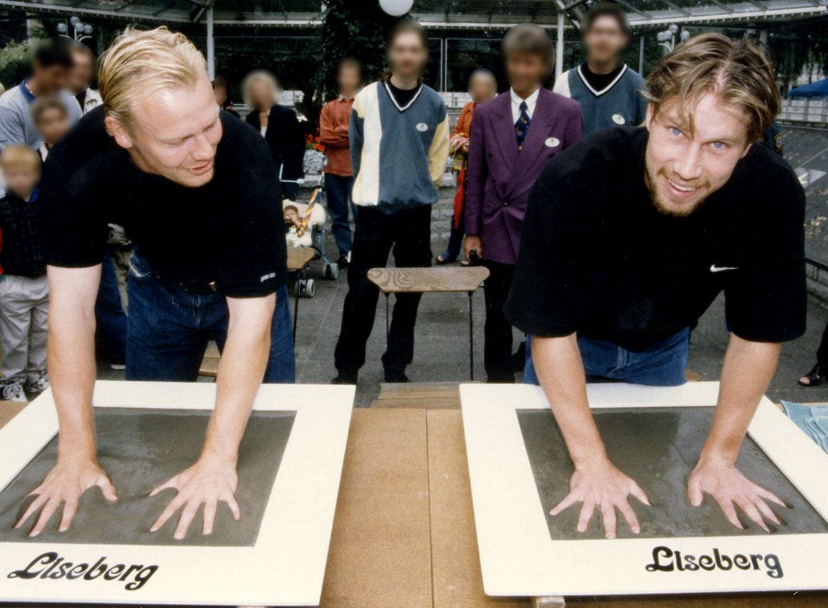 Mats Sundin och Peter Forsberg lämnar handavtryck till Hedersplatsen 1998.